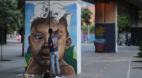 Artistas nacionales e internacionales pintan alrededores del metro de Medellín